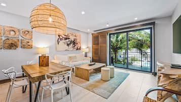 Luxury Beachside 1 Bedroom King Suite | Living area