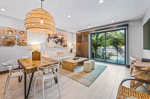 Pool View 1 Bedroom King Suite | Área de estar