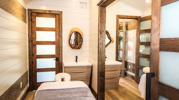 Une chambre à coucher avec un lit, une table de chevet, un miroir et une armoire.