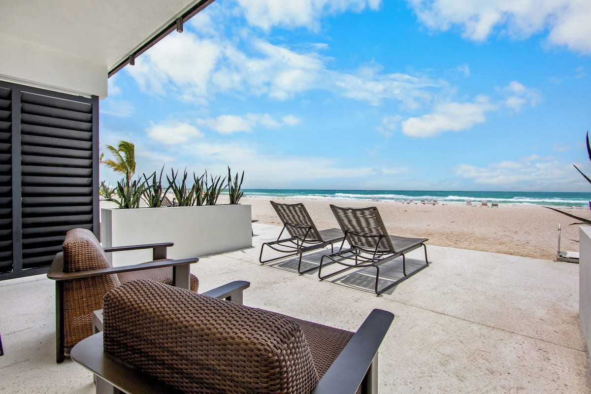Beachfront Luxury One Bedroom King Suite | Terassi/patio