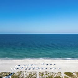 Plage, sable blanc, chaises longues, parasols
