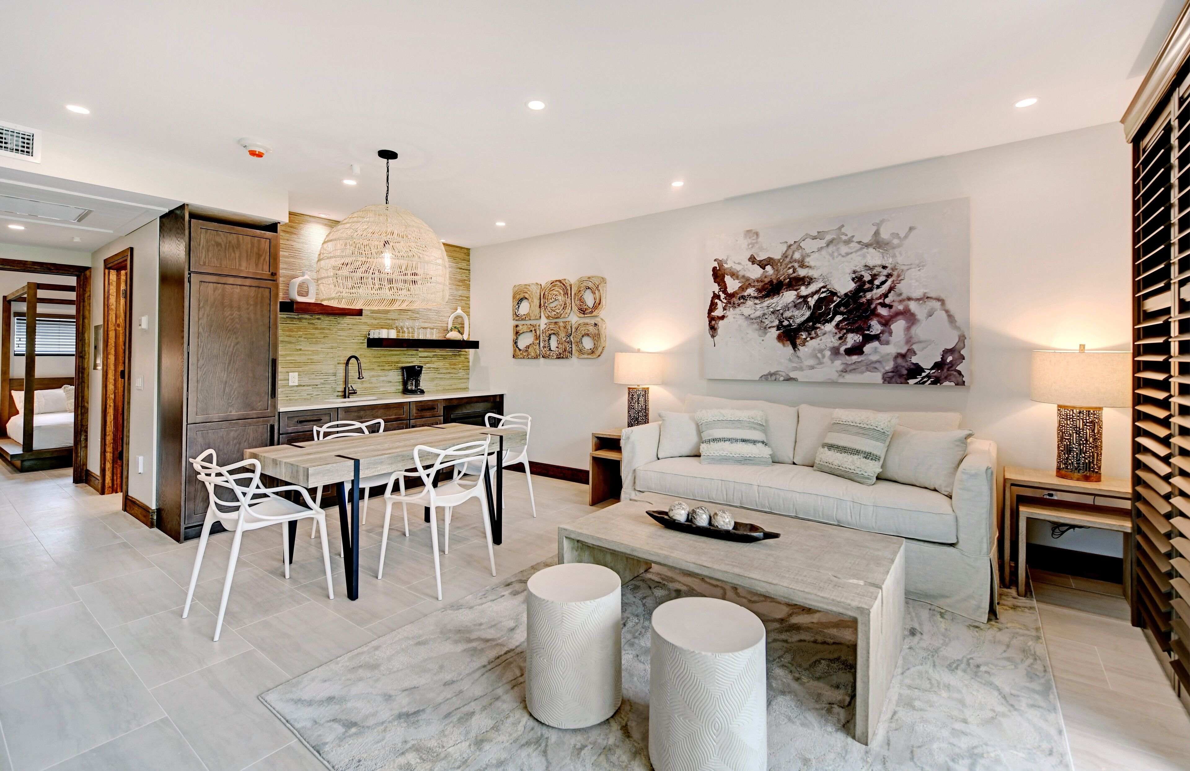Un salon moderne avec un canapé, une table basse et un coin repas.
