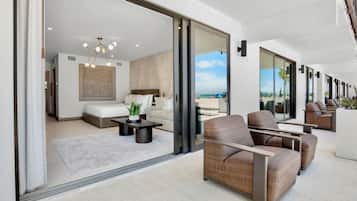 Beachfront 2 Bedroom Suite | Literie de qualité supérieure, couette en duvet d'oie, surmatelas