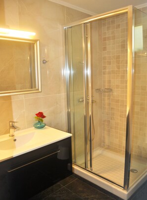 SĂšche-cheveux, serviettes fournies, savon, papier toilette