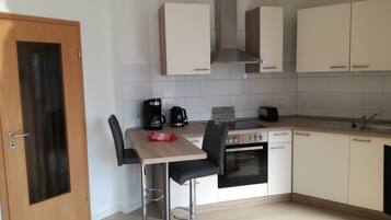 Kühlschrank, Ofen, Herdplatte, Wasserkocher mit Kaffee-/Teezubehör