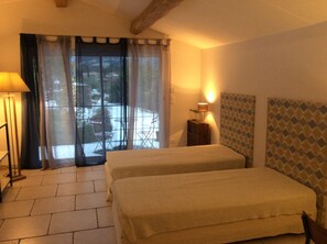 4 bedrooms, iron/ironing board, travel cot, Internet