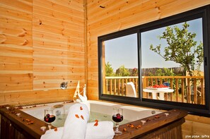 Suite estudio familiar, varias camas, vistas a la ciudad | Bañera de hidromasaje privada