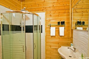 Suite familiare, letti multipli, vista montagna | Bagno | Asciugamani