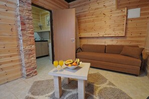 Monolocale familiare, letti multipli, vista piscina | Soggiorno | TV a schermo piatto