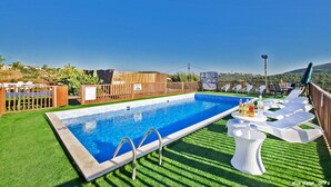 Outdoor pool, pool umbrellas, pool loungers - zimer lavi (Hazor Haglilit)