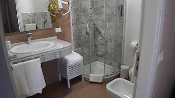 Dusche, kostenlose Toilettenartikel, Haartrockner, Bademäntel