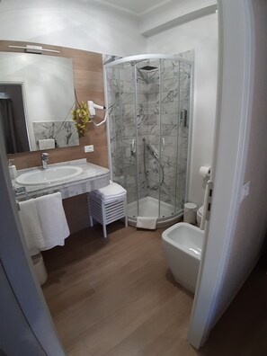 Shower, free toiletries, hair dryer, bathrobes - Nesea (Reggio Calabria)