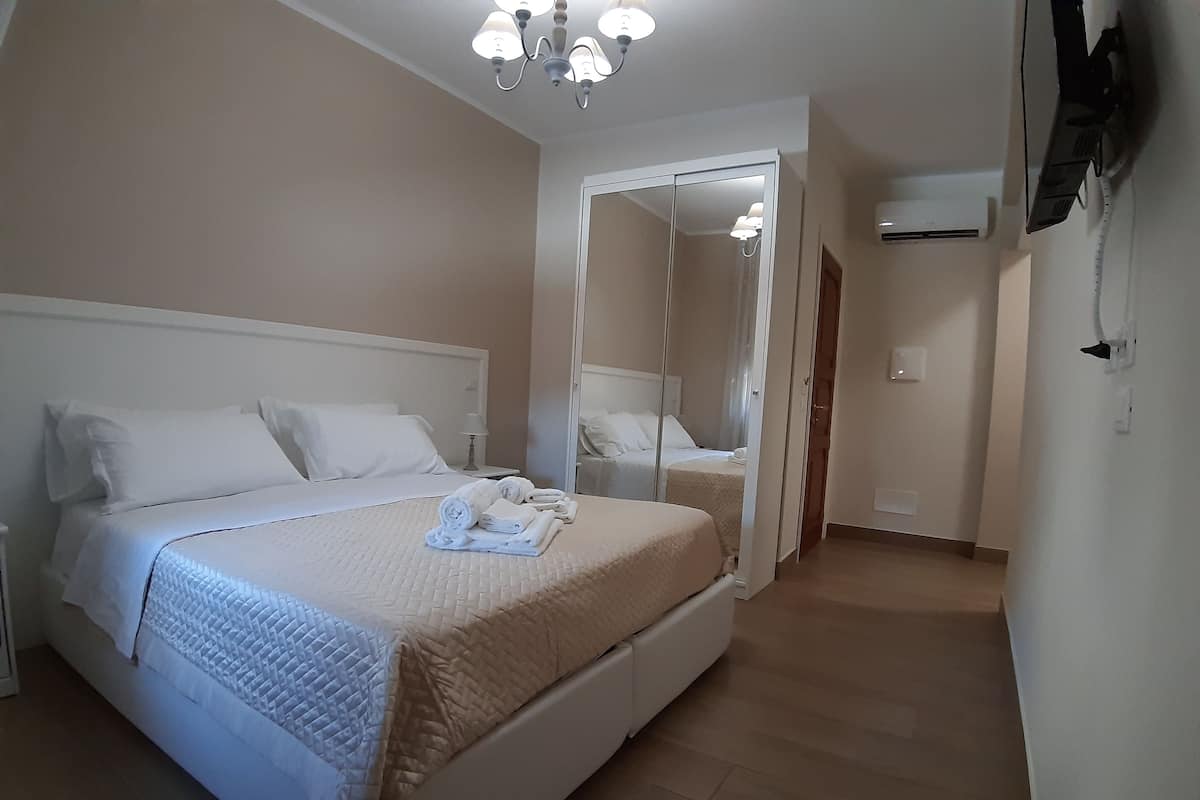 Minibar, desk, soundproofing, free cots/infant beds