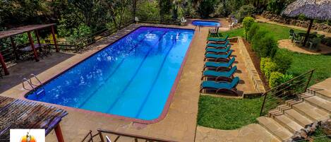 Utomhuspool och parasoller