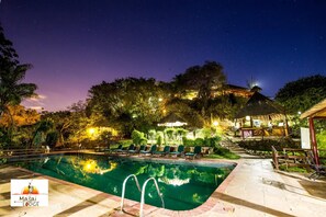 Outdoor pool, pool umbrellas - Maasai Lodge (Nairobi)