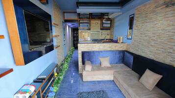 Chalet, 2 chambres | Coin séjour | Télévision à écran plat