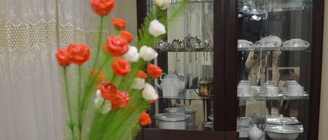 Economy-Apartment, Mehrere Betten | Essbereich im Zimmer