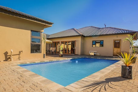 Una piscina al aire libre, sombrillas, sillones reclinables de piscina. Peaconwood Boutique B&B