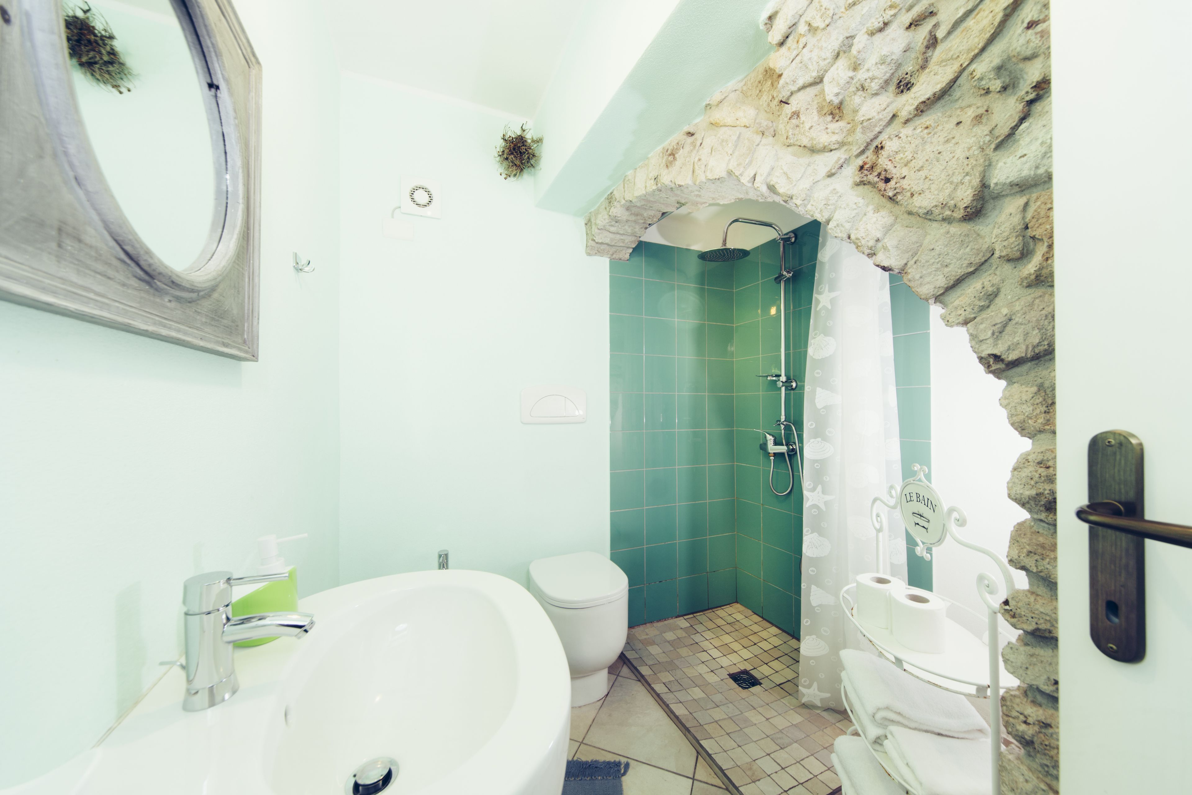 Un baño con bañera, inodoro y zona de ducha.