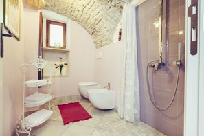 Habitación doble de diseñador, baño privado, vista a la ciudad (Scirocco) | Baño | Regadera, amenidades de baño gratuitas, secadora de cabello, bidet 