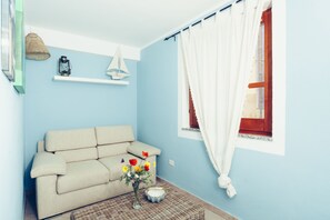 Luxury Room, Ground Floor (Brezza Marina) | Individually decorated, individually furnished, soundproofing, free WiFi - B&B Blu Bosa (Bosa)