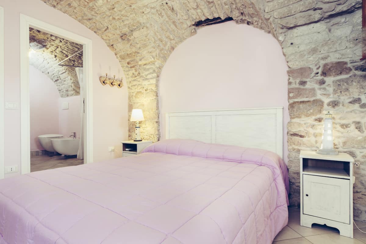 Design-Doppelzimmer, eigenes Bad, Stadtblick (Scirocco) | Individuell dekoriert, individuell eingerichtet, schallisolierte Zimmer
