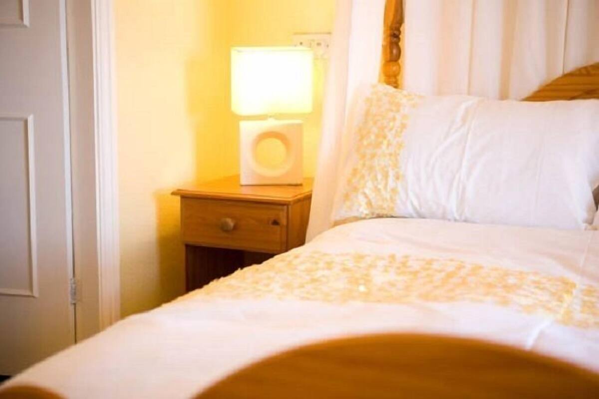 Tabla de planchar con plancha, wifi gratis y ropa de cama 