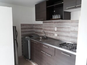 Réfrigérateur, four, plaque de cuisson, bouilloire électrique