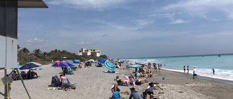 Beach nearby, sun-loungers, beach towels