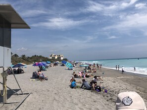 Plage à proximité, chaise longue, serviettes de plage