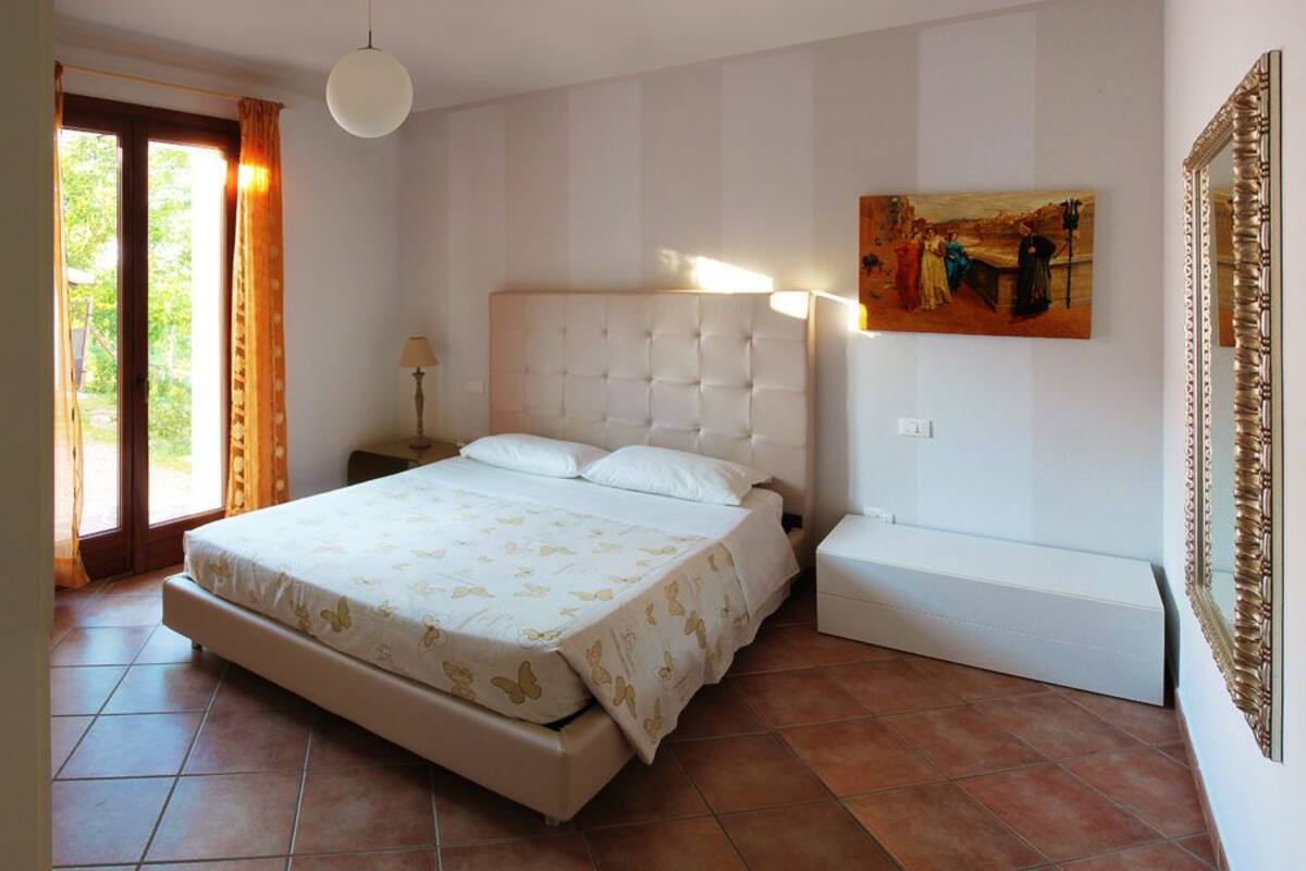 Free cots/infant beds, rollaway beds, free WiFi, bed sheets