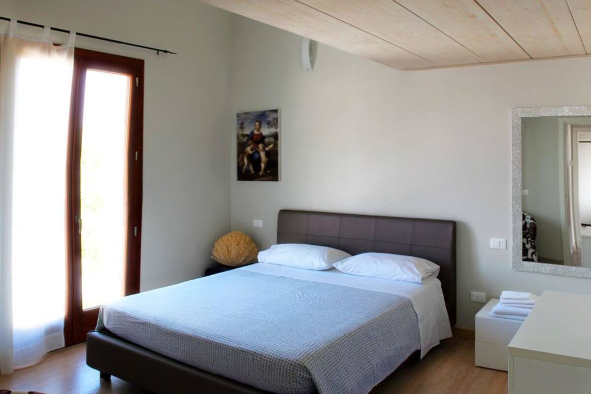 Free cots/infant beds, rollaway beds, free WiFi, bed sheets