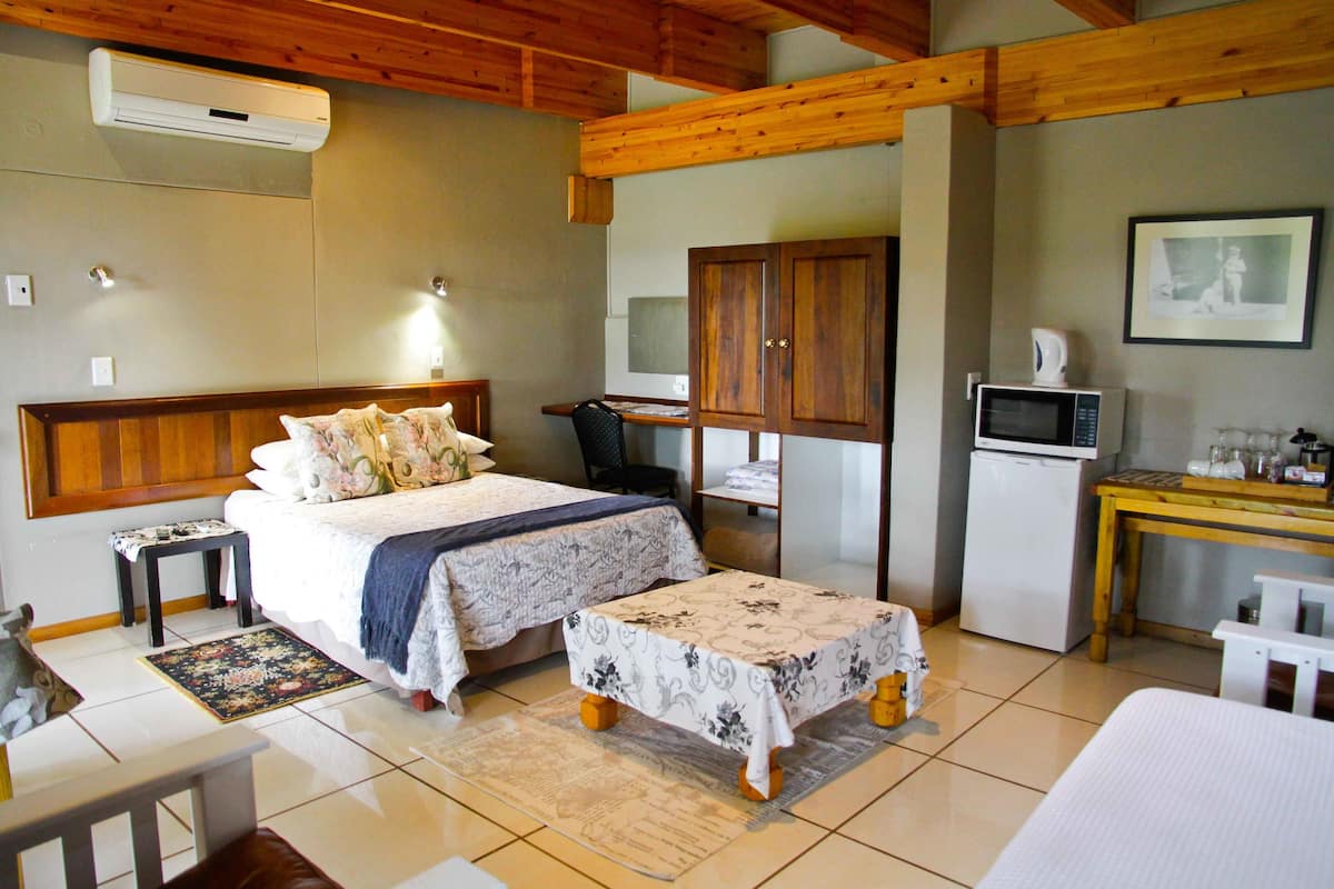 Kamar Double atau Twin Comfort, Beberapa Tempat Tidur, pemandangan sungai | 1 kamar tidur, brankas, meja kerja, dan tirai kedap cahaya