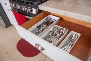 Een koelkast, een magnetron, een oven, een kookplaat