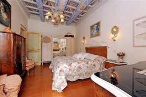 3 habitaciones, tabla de planchar con plancha, wifi y ropa de cama 