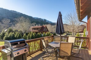Outdoor dining - Moonlight View at Eagles Nest River Club, 2,000 feet of private fishing streams, hot tub! (Banner Elk)