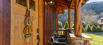 Moonlight View at Eagles Nest River Club, 2,000 feet of private fishing streams, hot tub!