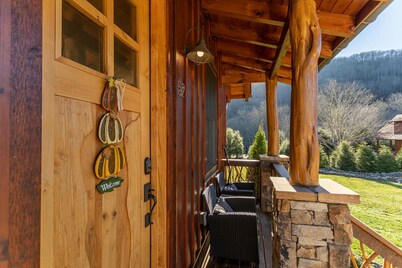 Moonlight View at Eagles Nest River Club, 2,000 feet of private fishing streams, hot tub!