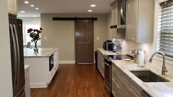 Rumah, Beberapa Tempat Tidur | Dapur bersama | Lemari es besar, oven, dan peralatan masak/sendok-piring