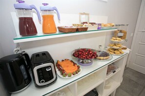 Free daily buffet breakfast