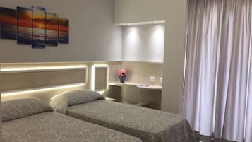 Kamar Double atau Twin, balkon | Minibar, brankas, meja kerja, dan tirai kedap cahaya