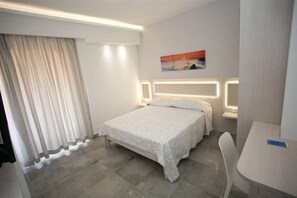 Minibar, caja de seguridad en la habitación y escritorio 
