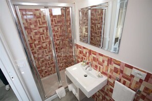 Doppel- oder Zweibettzimmer, Balkon | Badezimmer | Dusche, Regendusche, Haartrockner, Bidet