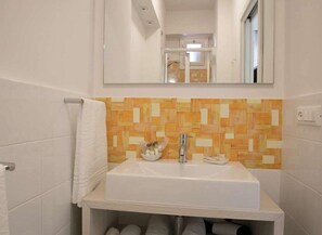 Chambre Double ou avec lits jumeaux, balcon | Lavabo de la salle de bain