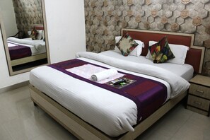 Habitación Deluxe, 1 cama matrimonial | Caja de seguridad en la habitación, wifi gratis y ropa de cama