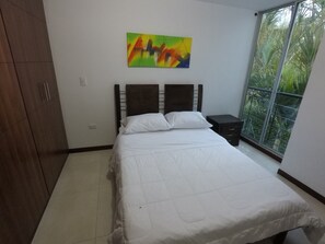 2 habitaciones, tabla de planchar con plancha, wifi y ropa de cama