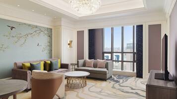 Suite – club, 1 kingsize-seng, byutsikt | Oppholdsrom | En 52-tommers LCD-TV med Parabol-TV samt TV