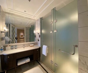 Separate bathtub and shower, rainfall showerhead, hair dryer, bathrobes - Sheraton Yinchuan (Yinchuan)