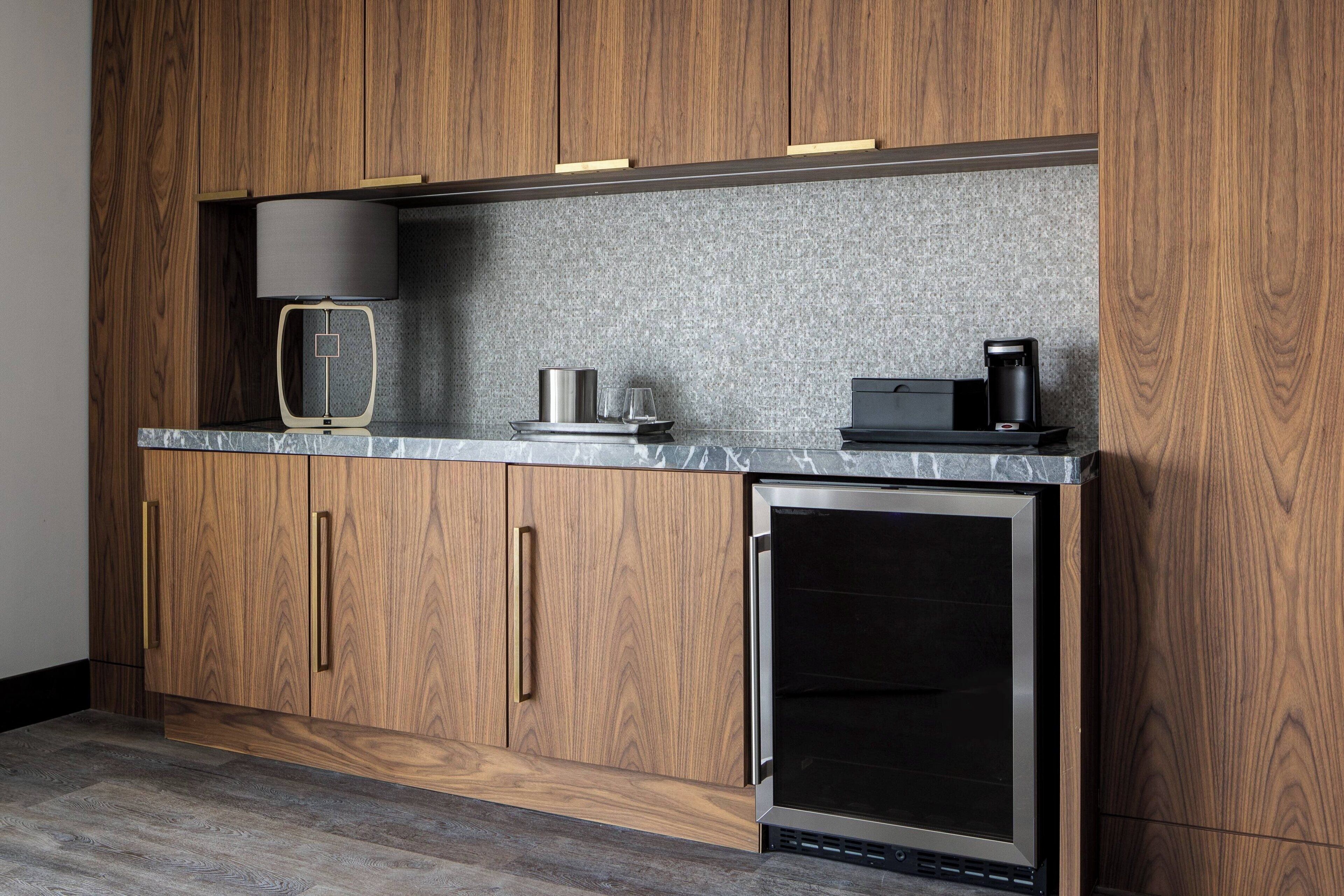 suite, 1 king bed, non smoking, corner | bar (on property) | serves dinner and happy hour