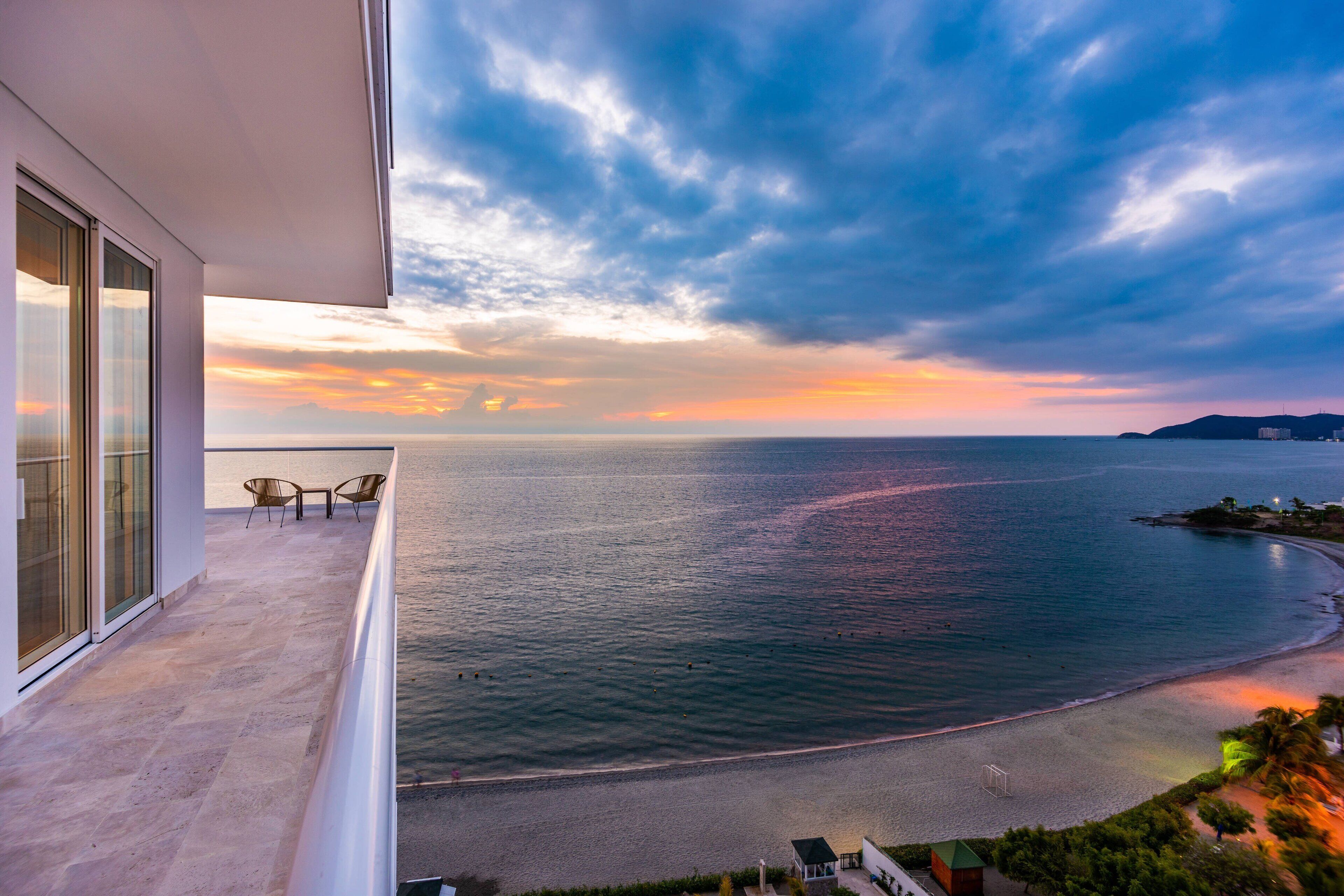 Ropa de cama de alta calidad, camas con pillow-top y minibar 